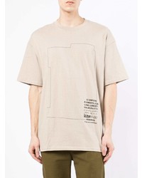 hellbeige bedrucktes T-Shirt mit einem Rundhalsausschnitt von Izzue