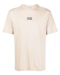hellbeige bedrucktes T-Shirt mit einem Rundhalsausschnitt von Each X Other