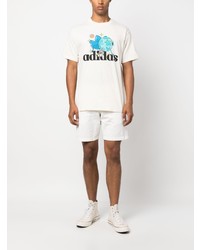 hellbeige bedrucktes T-Shirt mit einem Rundhalsausschnitt von adidas