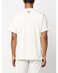 hellbeige bedrucktes T-Shirt mit einem Rundhalsausschnitt von adidas