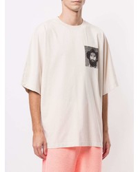 hellbeige bedrucktes T-Shirt mit einem Rundhalsausschnitt von Marcelo Burlon County of Milan