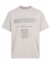 hellbeige bedrucktes T-Shirt mit einem Rundhalsausschnitt von HONOR THE GIFT