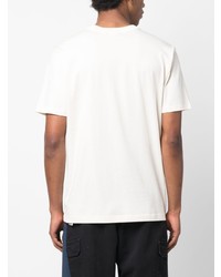hellbeige bedrucktes T-Shirt mit einem Rundhalsausschnitt von New Balance