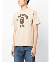 hellbeige bedrucktes T-Shirt mit einem Rundhalsausschnitt von A Bathing Ape