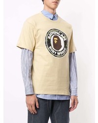 hellbeige bedrucktes T-Shirt mit einem Rundhalsausschnitt von A Bathing Ape