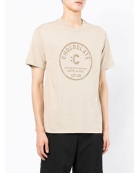 hellbeige bedrucktes T-Shirt mit einem Rundhalsausschnitt von Chocoolate