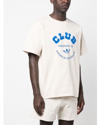 hellbeige bedrucktes T-Shirt mit einem Rundhalsausschnitt von adidas