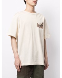 hellbeige bedrucktes T-Shirt mit einem Rundhalsausschnitt von Juun.J