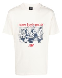 hellbeige bedrucktes T-Shirt mit einem Rundhalsausschnitt von New Balance
