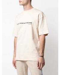 hellbeige bedrucktes T-Shirt mit einem Rundhalsausschnitt von Drôle De Monsieur