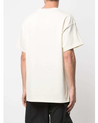 hellbeige bedrucktes T-Shirt mit einem Rundhalsausschnitt von Nike