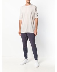 hellbeige bedrucktes T-Shirt mit einem Rundhalsausschnitt von Nike