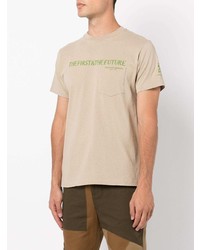 hellbeige bedrucktes T-Shirt mit einem Rundhalsausschnitt von Engineered Garments
