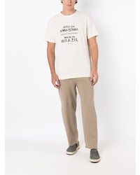 hellbeige bedrucktes T-Shirt mit einem Rundhalsausschnitt von OSKLEN