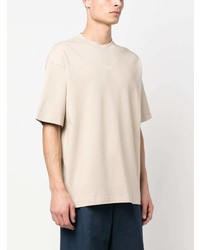 hellbeige bedrucktes T-Shirt mit einem Rundhalsausschnitt von Drôle De Monsieur