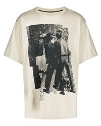 hellbeige bedrucktes T-Shirt mit einem Rundhalsausschnitt von Ziggy Chen