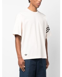 hellbeige besticktes T-Shirt mit einem Rundhalsausschnitt von adidas