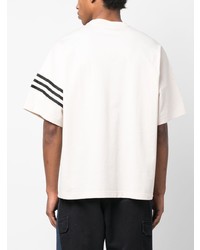 hellbeige besticktes T-Shirt mit einem Rundhalsausschnitt von adidas