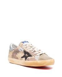 hellbeige Camouflage Segeltuch niedrige Sneakers von Golden Goose