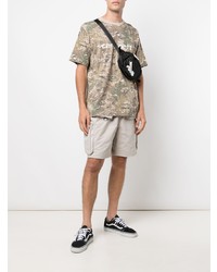 hellbeige Camouflage T-Shirt mit einem Rundhalsausschnitt von Carhartt WIP