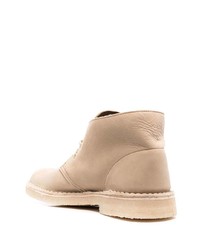 hellbeige Chukka-Stiefel aus Leder von Clarks Originals