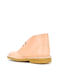 hellbeige Chukka-Stiefel aus Leder von Clarks Originals