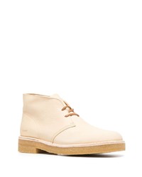 hellbeige Chukka-Stiefel aus Leder von Clarks Originals