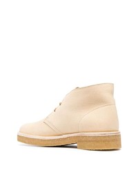 hellbeige Chukka-Stiefel aus Leder von Clarks Originals