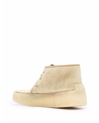 hellbeige Chukka-Stiefel aus Wildleder von Clarks Originals