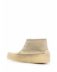 hellbeige Chukka-Stiefel aus Wildleder von Clarks Originals