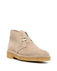 hellbeige Chukka-Stiefel aus Wildleder von Clarks Originals