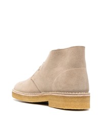 hellbeige Chukka-Stiefel aus Wildleder von Clarks Originals