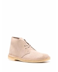 hellbeige Chukka-Stiefel aus Wildleder von Clarks Originals