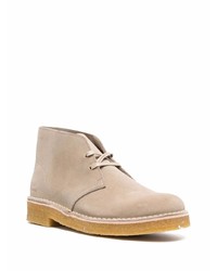 hellbeige Chukka-Stiefel aus Wildleder von Clarks