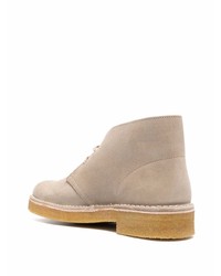 hellbeige Chukka-Stiefel aus Wildleder von Clarks