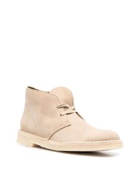 hellbeige Chukka-Stiefel aus Wildleder von Clarks Originals