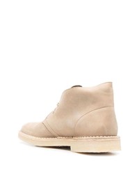 hellbeige Chukka-Stiefel aus Wildleder von Clarks Originals