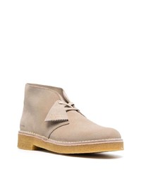 hellbeige Chukka-Stiefel aus Wildleder von Clarks Originals