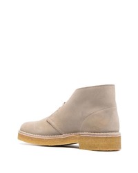 hellbeige Chukka-Stiefel aus Wildleder von Clarks Originals