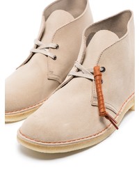 hellbeige Chukka-Stiefel aus Wildleder von Clarks Originals