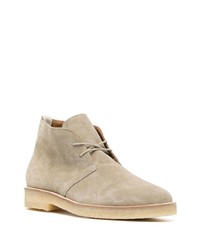 hellbeige Chukka-Stiefel aus Wildleder von Common Projects