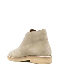 hellbeige Chukka-Stiefel aus Wildleder von Common Projects