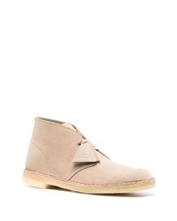 hellbeige Chukka-Stiefel aus Wildleder von Clarks Originals