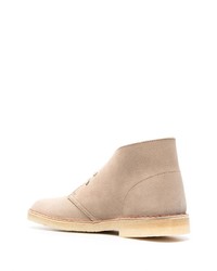 hellbeige Chukka-Stiefel aus Wildleder von Clarks Originals