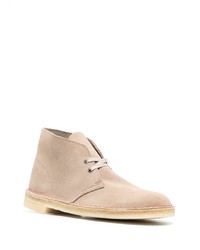 hellbeige Chukka-Stiefel aus Wildleder von Clarks Originals