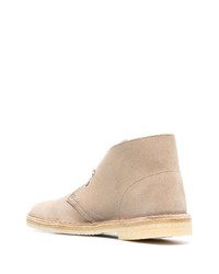 hellbeige Chukka-Stiefel aus Wildleder von Clarks Originals