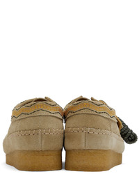 hellbeige Chukka-Stiefel aus Wildleder von Clarks Originals