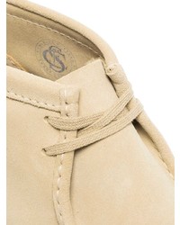 hellbeige Chukka-Stiefel aus Wildleder von Clarks Originals