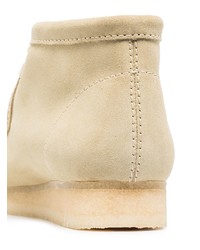 hellbeige Chukka-Stiefel aus Wildleder von Clarks Originals