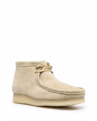 hellbeige Chukka-Stiefel aus Wildleder von Clarks